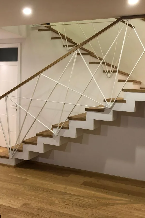 Masivne stopnice s kovinsko ograjo