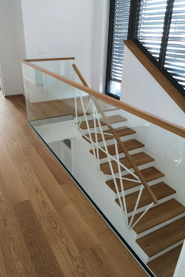 Masivne stopnice z ograjo in steklenim detajlom